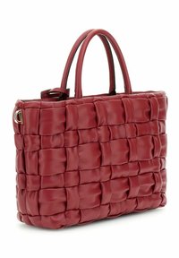 Sac à main en cuir tressé rouge avec un motif carré cousu, poignées supérieures doubles et une finition lisse. Présente un petit accent métallique sur le côté.