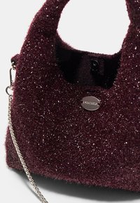 Borsa bordeaux in materiale testurizzato con dettagli glitterati, caratterizzata da una parte superiore arrotondata, una tracolla a catena e un dettaglio logo metallico.