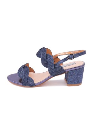 Sandali con tacco lucidi blu glitterati, con fasce ondulate, design open toe e tacco a blocco. L'interno presenta un materiale beige liscio.
