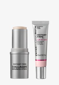 Bâtonnet de collagène Bounce dans un tube argenté avec un distributeur à vis, et remplisseur de lèvres Instant Firm dans un tube argenté et rose. Les deux avec un branding clinique.