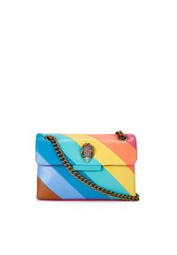 Een leren handtas met regenboogstrepen, voorzien van een decoratieve sluiting, kettinghandvat en een gestructureerde vorm met een gladde textuur.