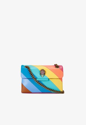 Een leren handtas met regenboogstrepen, voorzien van een decoratieve sluiting, kettinghandvat en een gestructureerde vorm met een gladde textuur.