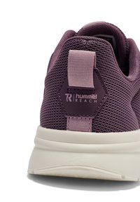 Lila Mesh-Sneaker mit strukturierter Oberfläche, hellviolettem Fersenlaschen, weißer Sohle und hexagonalem Akzent mit Markenlogo.