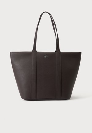 Sac cabas en cuir brun foncé avec deux longues poignées et un petit logo crocodile au centre avant.
