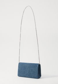 Borsa a spalla in denim blu con forma rettangolare, dotata di una tracolla in catena argentata e una superficie in tessuto testurizzato.
