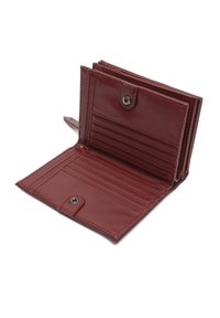 Czerwona skórzana portmonetka z zapięciem na zatrzask, z wieloma miejscami na karty i gładką teksturą. Otwarta struktura, prezentująca wnętrze z komorami.
