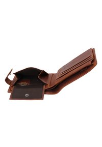 Portefeuille en cuir marron ouvert, montrant plusieurs emplacements pour cartes, un compartiment zippé et une poche à monnaie à fermeture pression avec une pièce visible à l'intérieur.
