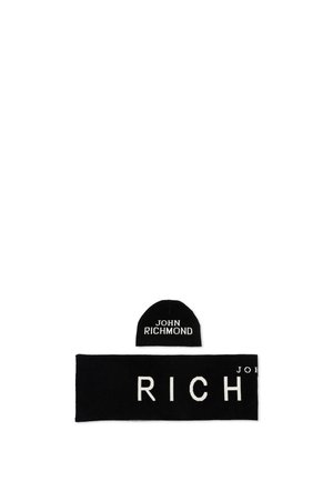 Gorro negro y bufanda a juego con letras blancas que forman John Richmond sobre un fondo blanco.
