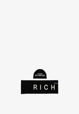 Gorro negro y bufanda a juego con letras blancas que forman John Richmond sobre un fondo blanco.