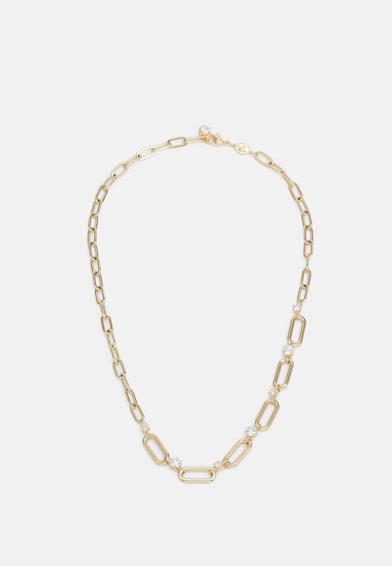 Collier chaîne en or avec des maillons rectangulaires allongés et de petites pierres précieuses claires et rondes espacées le long d’un côté.