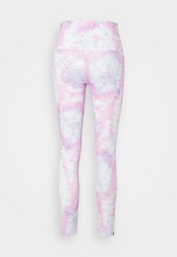 Legginsy tie-dye w pastelowej palecie kolorów różowego, fioletowego i białego, wykonane z elastycznego materiału z wysokim pasem.