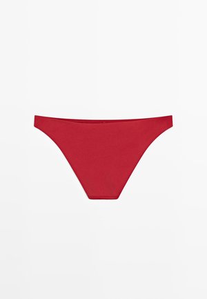 Rød sømløs bikiniunderdel med lav talje og bred linning, lagt fladt på en hvid baggrund.