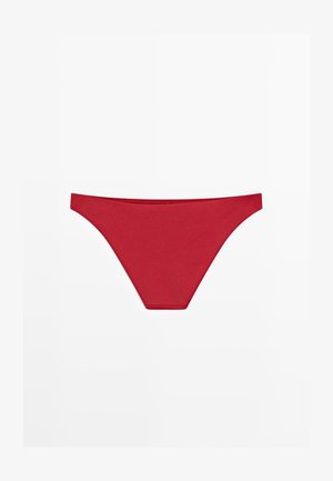 Rood naadloos bikini broekje met lage taille en brede tailleband, plat gelegd op een witte achtergrond.