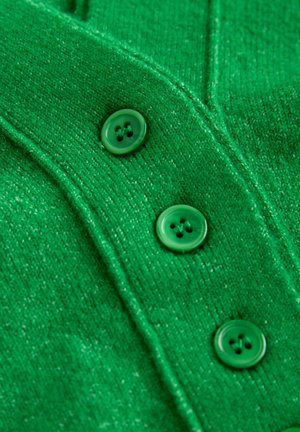 Cardigan vert en tricot avec une finition texturée, présentant quatre boutons ronds verts et des détails côtelés le long des bordures.