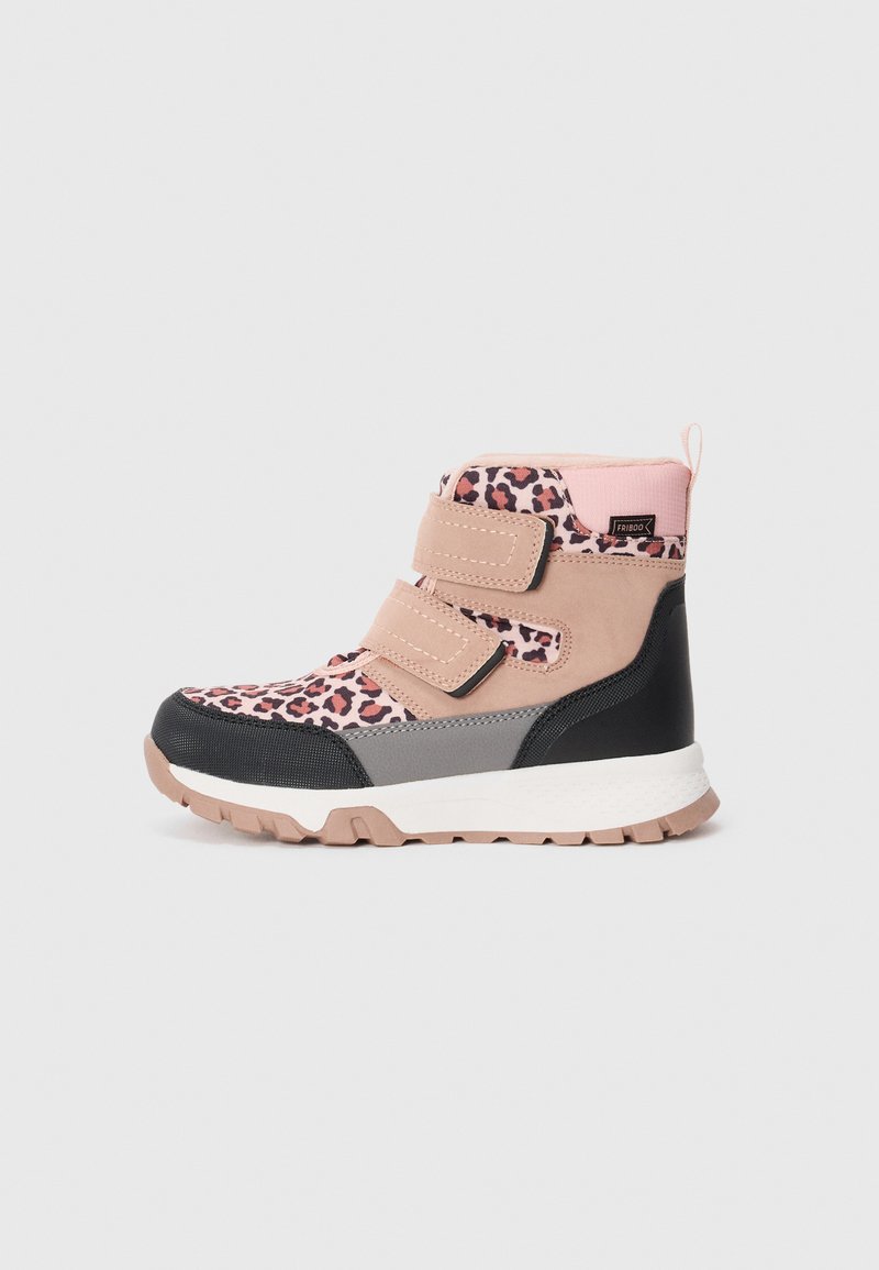 Rosa und schwarze Knöchelschuhe mit einem Leopardenmuster, Klettverschlüssen und einer gepolsterten Sohle für Komfort. Strukturierter Obermaterial.