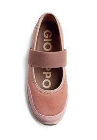 Scarpa Mary Jane in suede rosa con cinturino elastico, punta arrotondata e soletta imbottita con parte del nome del marchio "GIO PO".