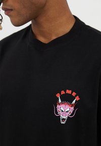 YOURTURN UNISEX - T-shirt med print - black