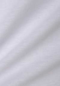 Tessuto di cotone bianco con una superficie liscia, caratterizzato da un delicato motivo a coste, leggermente stropicciato, che mette in evidenza la sua qualità morbida e traspirante.