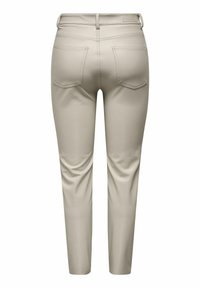 Beige slim-fit broek met een zachte textuur, twee achterzakken en een taille met riemlussen. Schoon ontwerp met lichte stikdetails.
