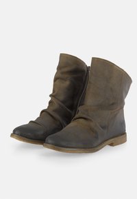 Botas de cuero marrón hasta el tobillo con un diseño arrugado, cremallera lateral y puntera redonda. Presenta un acabado suave y un tacón bajo y resistente.