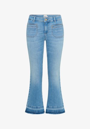 Hellblaue Jeans aus Denim mit vorderen Taschen, Knopfverschluss und leicht ausgestellten, ausgefransten Säumen.