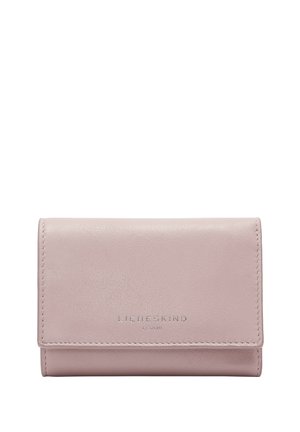 Portafoglio in pelle rosa con superficie texture, design compatto, logo del brand argentato sul fronte e dettagli di cucitura precisi.