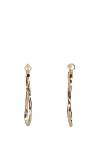 Pendientes de aro dorados con un diseño retorcido. Cuentan con un acabado suave y un cierre seguro. Ligeros y adecuados para uso casual o formal.
