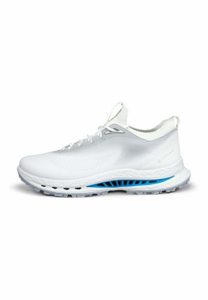Witte sportschoen met een ademend bovenwerk, gestructureerde accenten en een lichtblauwe zool. Voorzien van een afgeronde neus en vetersluiting.