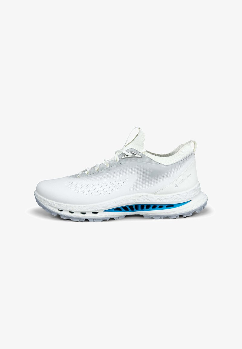 Weißer Sportschuh mit atmungsaktivem Obermaterial, strukturierten Akzenten und einer hellblauen Sohle. Verfügt über eine abgerundete Zehenpartie und ein Schnürsystem.