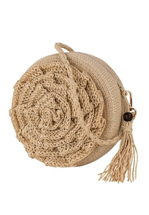 Bolso redondo de crochet beige con un diseño floral, que cuenta con cierre de cremallera, asa tejida, detalle de cuentas de madera y adorno de borla.