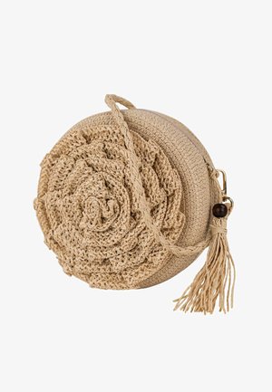 Bolso redondo de crochet beige con un diseño floral, que cuenta con cierre de cremallera, asa tejida, detalle de cuentas de madera y adorno de borla.