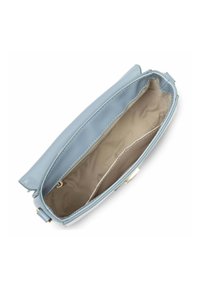 Lichtblauwe leren clutch met een gladde textuur, gouden hardware en een gevoerd interieur met een ritszakje en kaartsleuven.