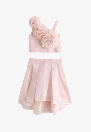 Roosa kaheosaline komplekt, millel on varrukateta lühike topp kolme lilleselemendiga ja kihiline volditud seelik. Silmapaistev kangas pehme tekstuuriga.