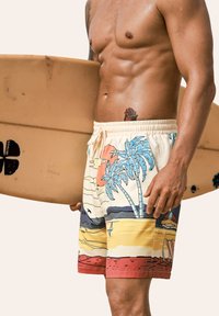 Pantaloni da mare da uomo con vivace stampa grafica di palme e scene di spiaggia. Realizzati in tessuto leggero, con vita elasticizzata e coulisse.