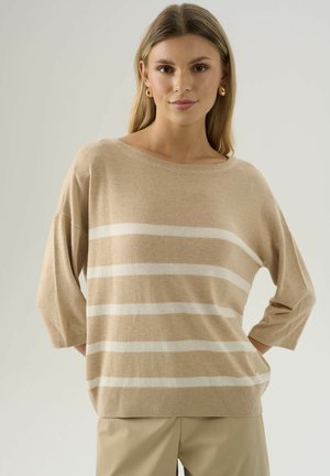 Maglione beige a righe con strisce bianche orizzontali, vestibilità comoda, scollatura ampia e maniche a tre quarti; texture morbida in maglia.