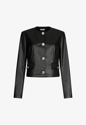 Giacca cropped in pelle nera con maniche lunghe, scollatura rotonda, cinque bottoni lucidi e due tasche frontali. Tessuto liscio con design sartoriale.