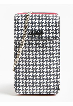 Sac téléphone bandoulière Guess à motif pied-de-poule noir et blanc avec bandoulière chaîne dorée et doublure intérieure rouge.