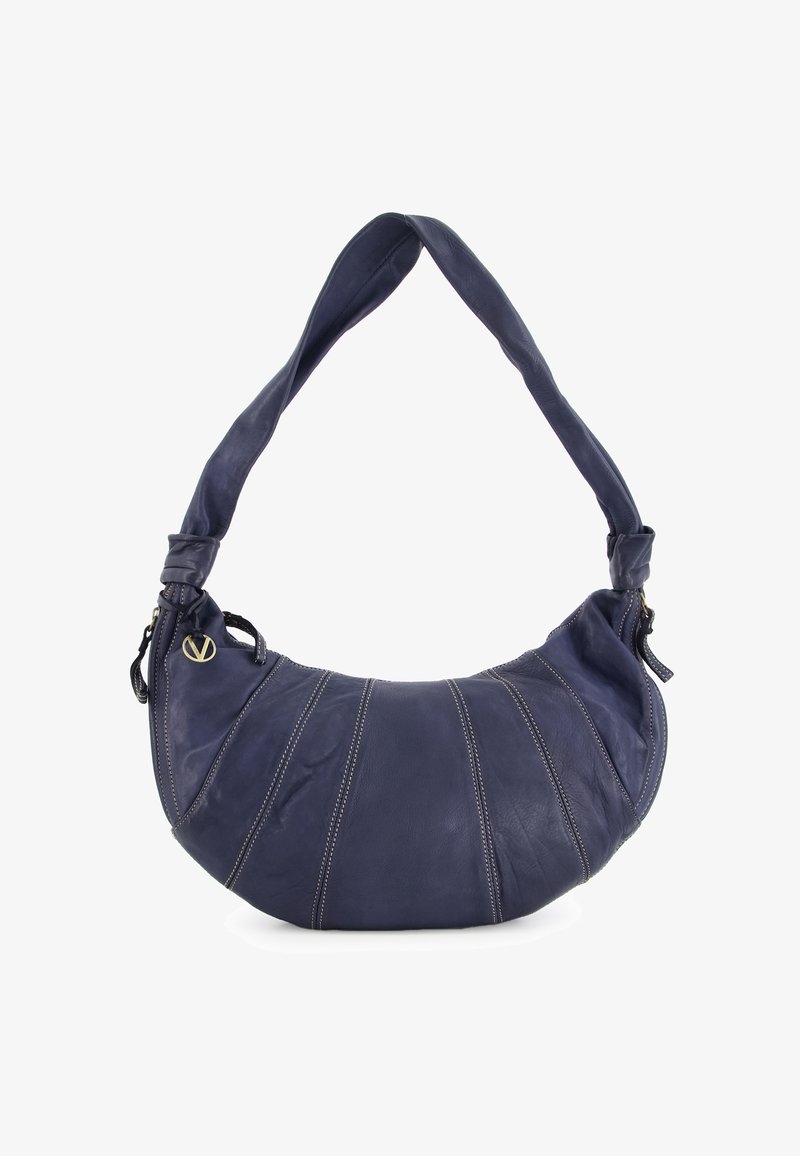 Marineblauwe leren handtas met een kromme vorm, voorzien van diagonale stiksels, een brede schouderband en een gouden logoaccent.