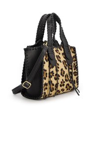 Torba na ramię w leoparda z akcentami z czarnej skóry, plecionymi detalami, podwójnymi uchwytami i odczepianym paskiem na ramię.