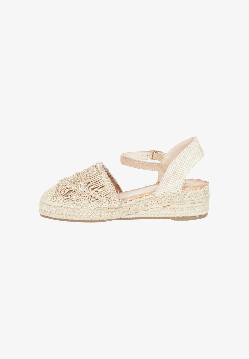 Sandal in espadrilles intrecciato con un colore beige chiaro naturale, punta aperta, cinturino alla caviglia e suola in juta intrecciata. Parte superiore testurizzata con motivo decorativo.