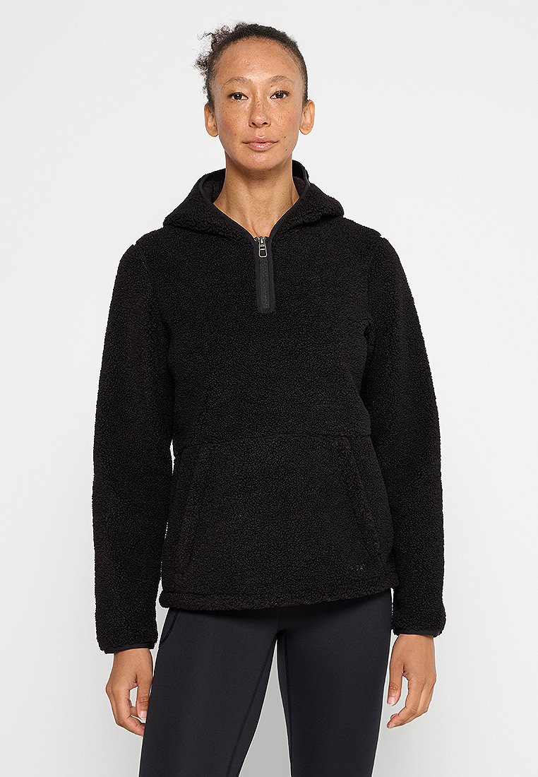 Pullover in pile nero con cappuccio, tessuto testurizzato, zip frontale a metà e tasca frontale per riporre gli oggetti. Maniche lunghe e vestibilità rilassata.