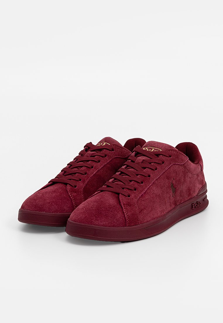 Rote Wildleder-Sneaker mit flachen Schnürsenkeln, runder Zehenform und gepolstertem Schaft. Verfügt über ein dezentes Logo und eine strukturierte Gummisohle.