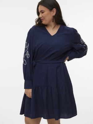 VMCANYA DRESS - Freizeitkleid - navy/cloud dancer