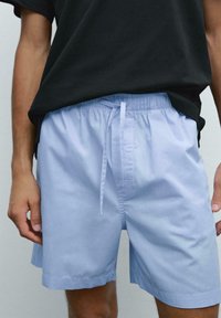 Lichtblauwe shorts van textiel met een elastische tailleband, trekkoordsluiting en een relaxte pasvorm. Verstevigd met zijzakken.
