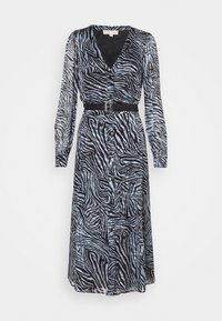 Randig klänning med zebramönster i svart och ljusblått, med V-hals, långa ärmar, smal midja med ett svart bälte och midilängd.