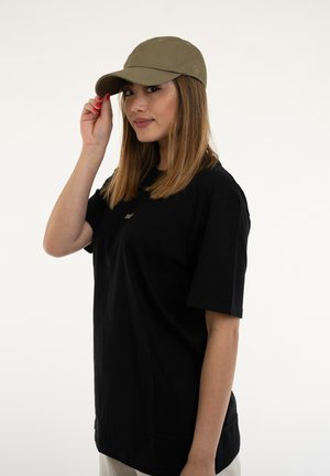 Black cotton t-shirt with short sleeves, featuring a small logo. Olive green cap with a curved brim, made of fabric with stitched details.