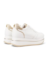 Sneaker bianchi con una finitura in pelle lucida, accenti dorati sul tallone e una tomaia in tessuto dorato testurizzato. Suola piatta con beige a contrasto.