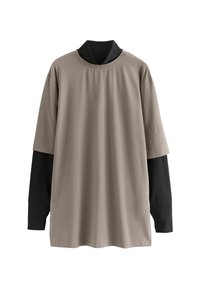 Tricou supradimensionat cu un corp bej și mâneci lungi negre, realizat dintr-un material moale, având un guler rotund clasic și o croială relaxată.