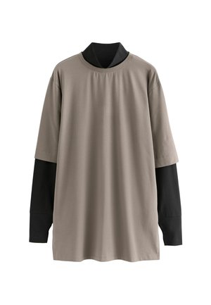 Übergroßes T-Shirt mit beiger Basis und schwarzen langen Ärmeln, aus weichem Stoff mit einem klassischen Rundhalsausschnitt und lockerer Passform.