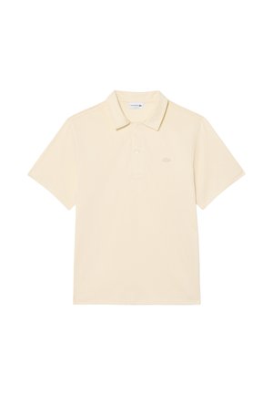 Beige polo met korte mouwen, kraag, twee knopen aan de voorzijde en een klein geborduurd logo op de linkerborst.